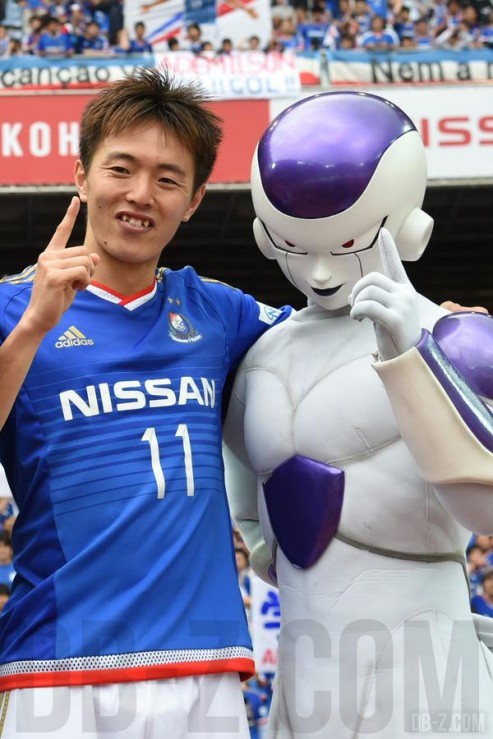 Goku et Freezer avecla team Yokohama F Marinos