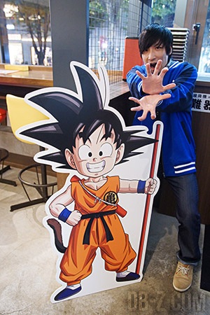 Goku à l'entré du café Dragon Ball