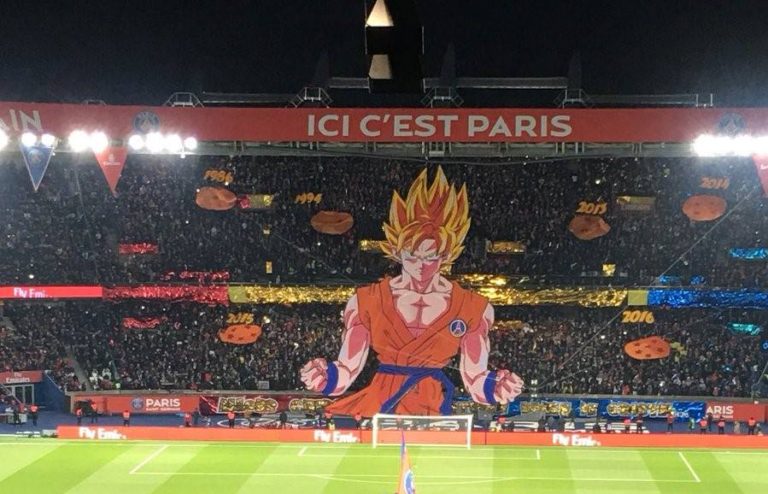 Les supporters du PSG recrutent Goku avec un superbe tifo Dragon Ball