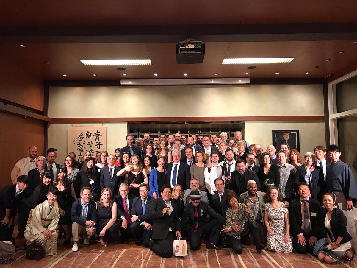 Photo de groupe à l’Ambassade du Japon lors de la remise de