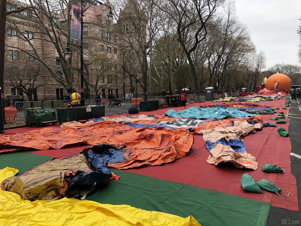 Goku gonflable géant Macys Thanksgiving Parade preparation