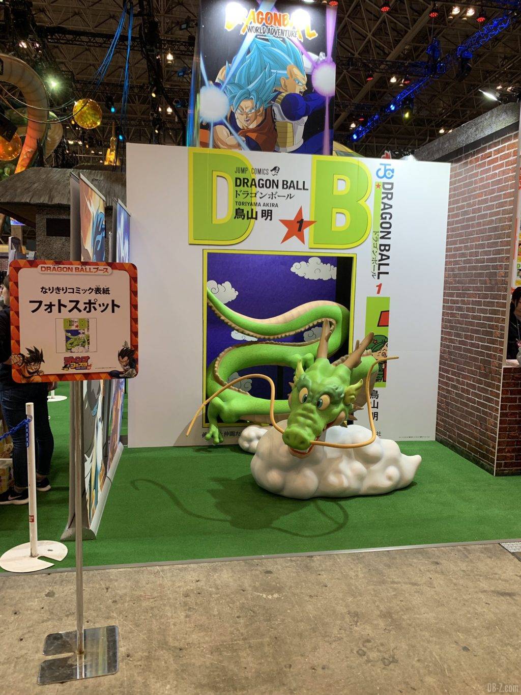 Stand photo avec la couverture du tome 1 de Dragon Ball