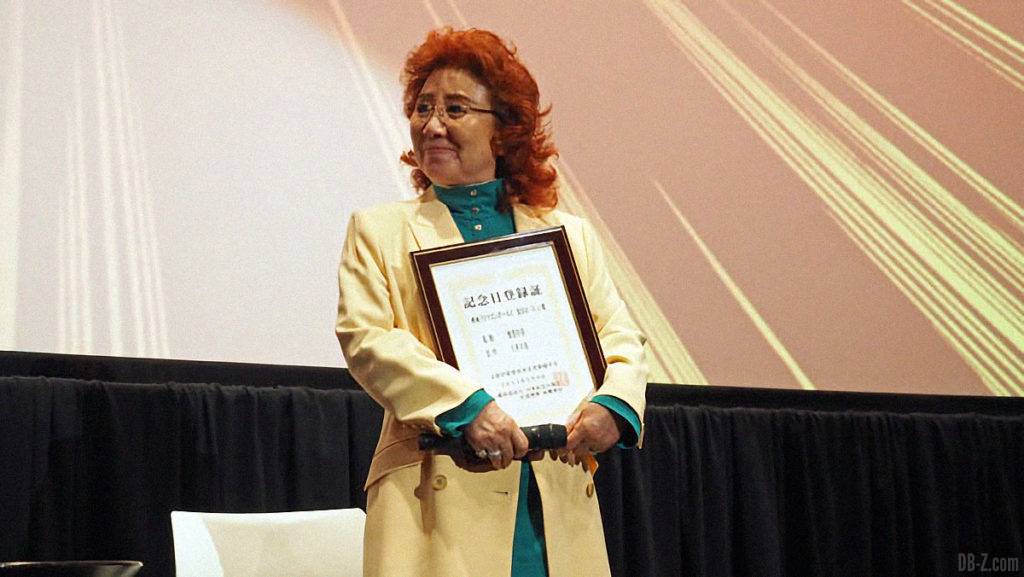 Masako Nozawa tient le certificat de validation du Goku Day