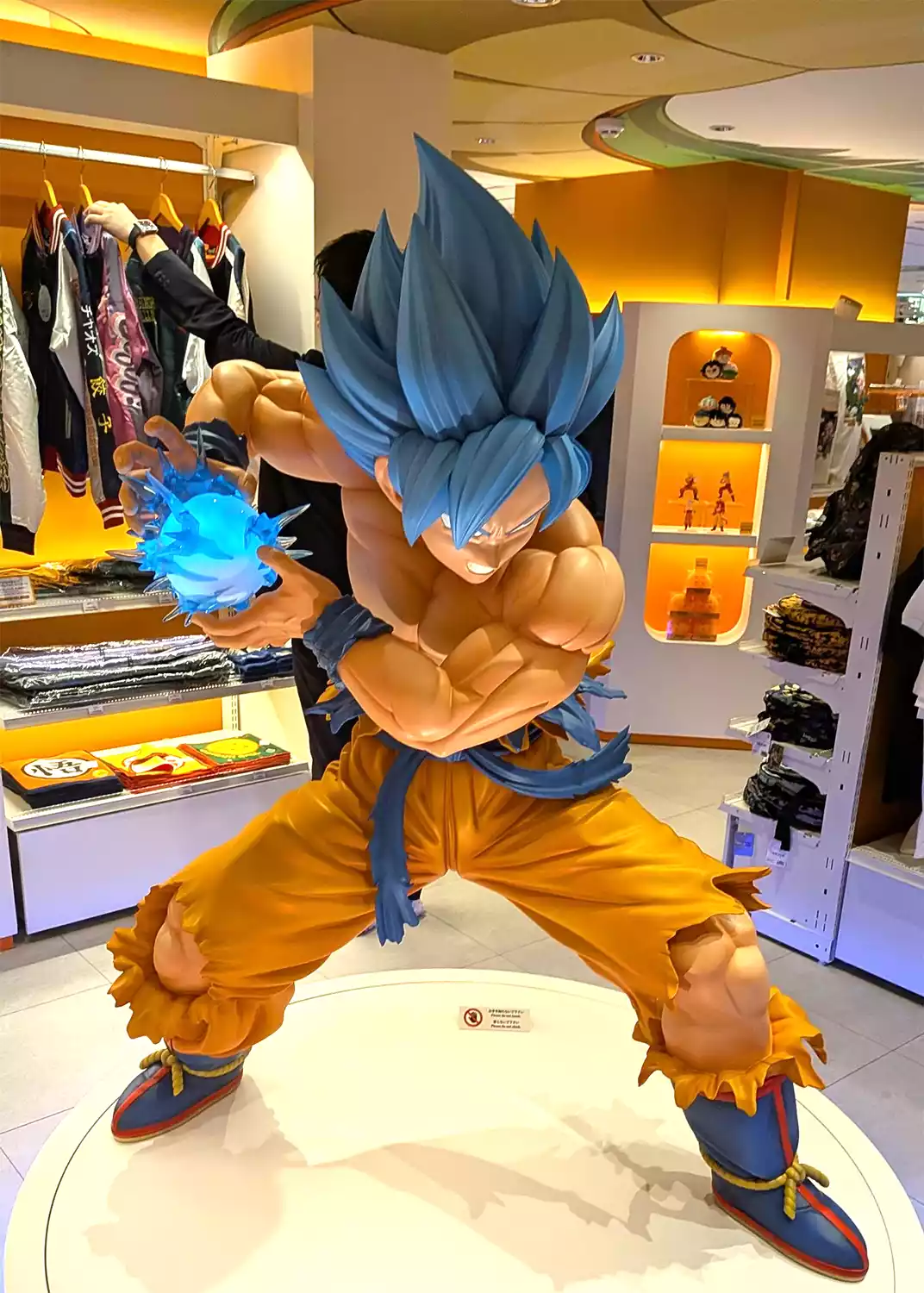 Statue Goku Super Saiyan Blue - Visuel boutique Dragon Ball Store Tokyo