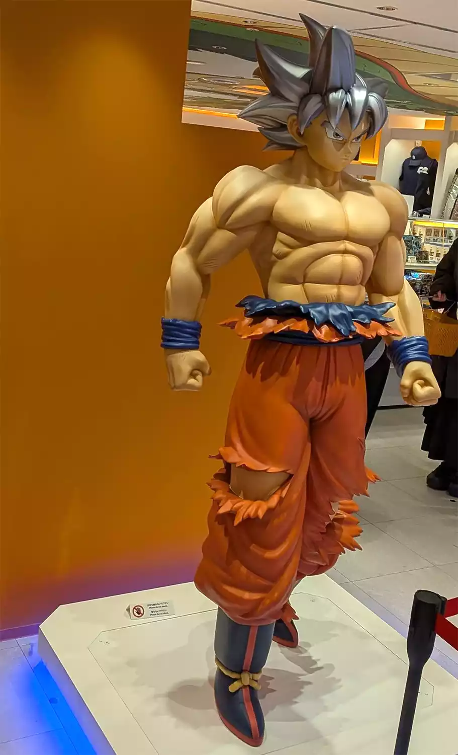 Statue Goku Ultra Instinct - Visuel boutique Dragon Ball Store Tokyo